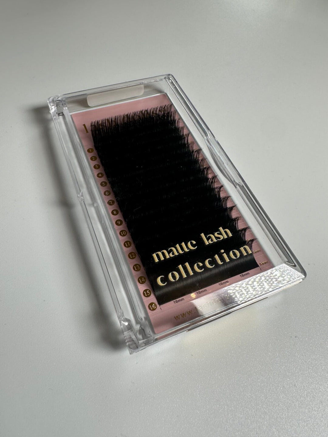 Lash Dolls UK Matte Volume Lash Extensions - Plastic Trays L Curl - LASH LEGACY